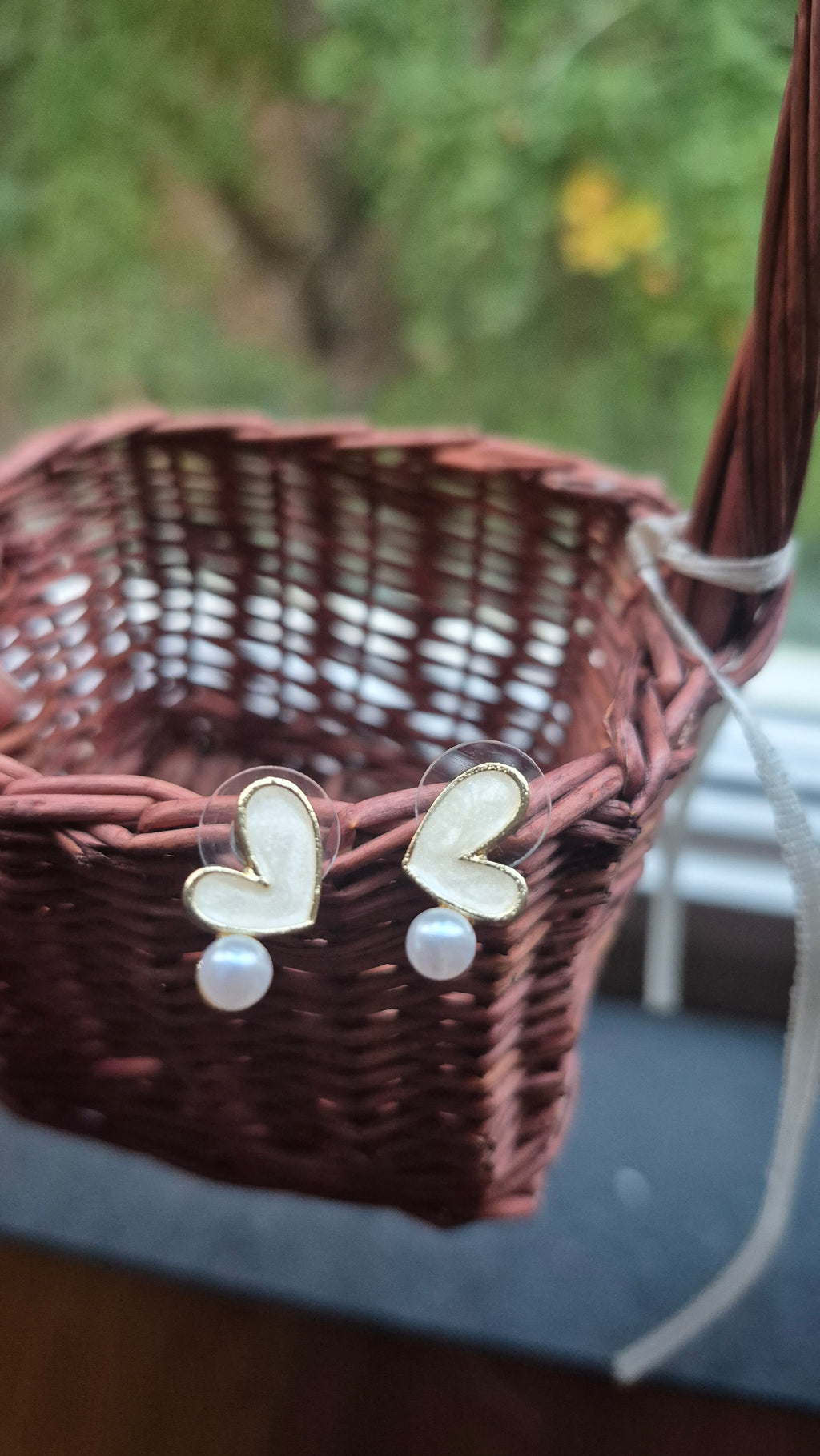 Pearly heart studs